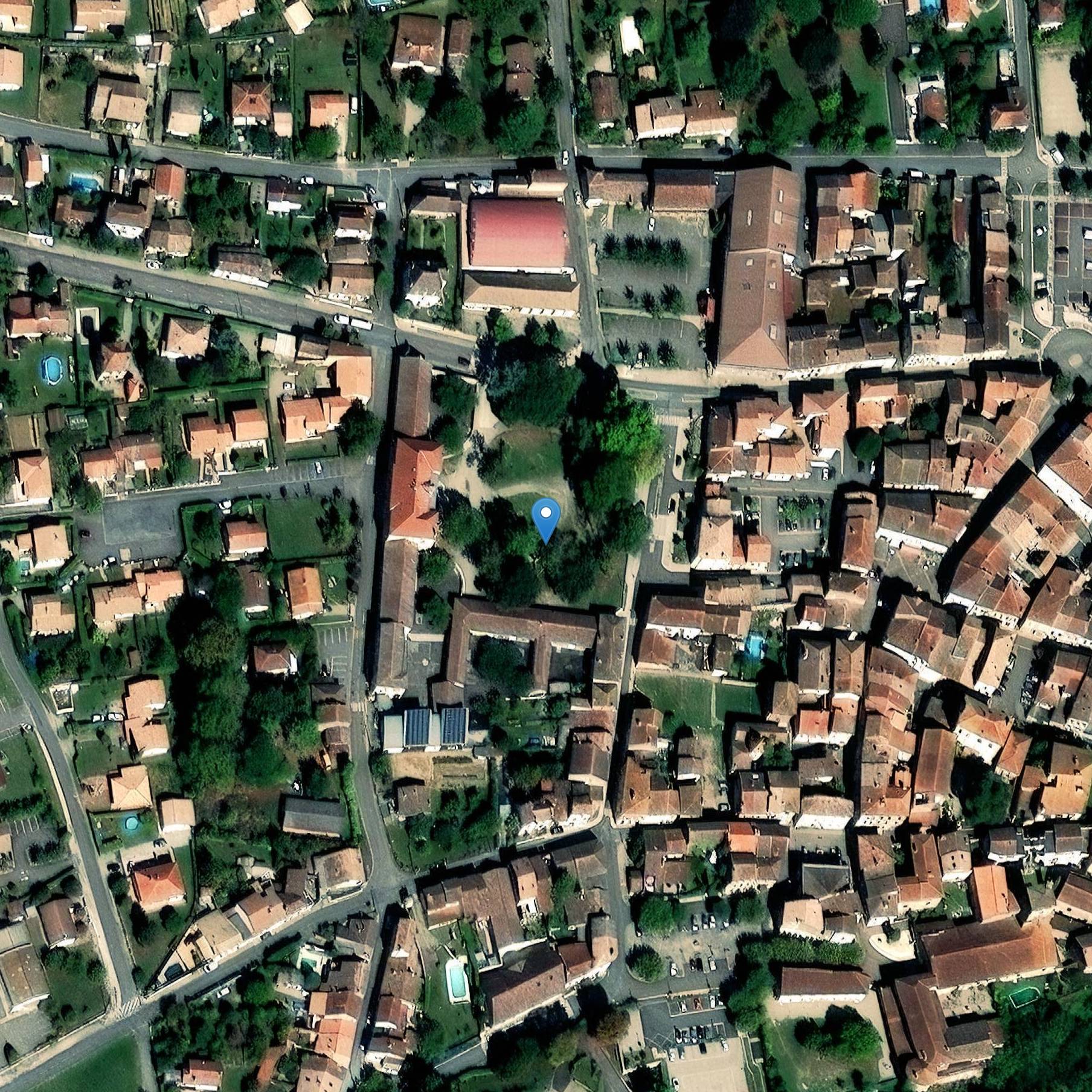 Photo de Monumento a las muertes de guerra 1914-1918, situado en el jardín público frente al ayuntamiento