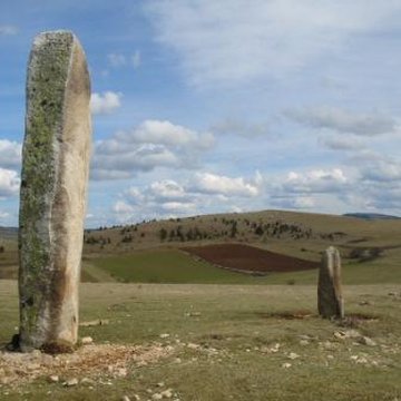Vingt-trois menhirs sis au hameau de la Veyssière, autour de la source du ruisseau de Ruas
