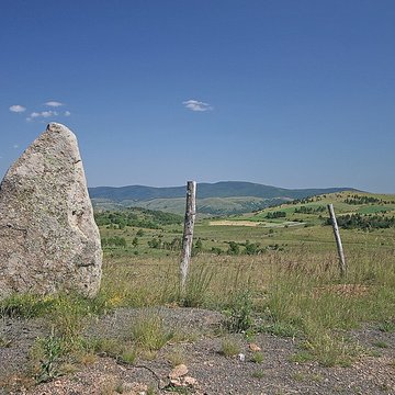 Vingt-trois menhirs sis au hameau de la Veyssière, autour de la source du ruisseau de Ruas