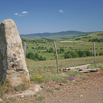 Vingt-trois menhirs sis au hameau de la Veyssière, autour de la source du ruisseau de Ruas