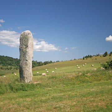 Vingt-trois menhirs sis au hameau de la Veyssière, autour de la source du ruisseau de Ruas
