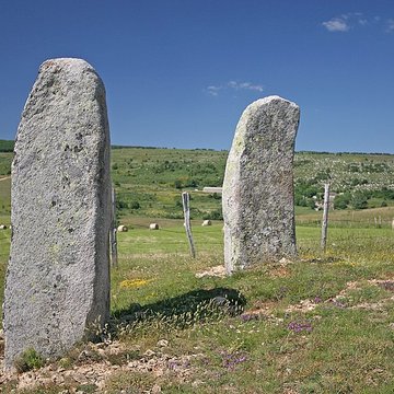 Vingt-trois menhirs sis au hameau de la Veyssière, autour de la source du ruisseau de Ruas