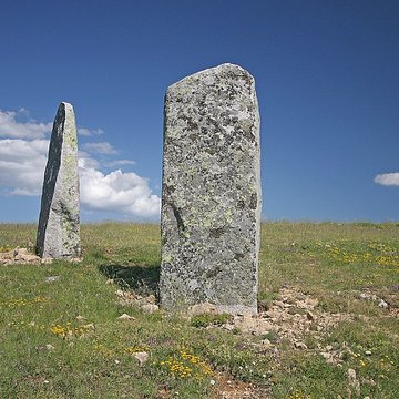 Vingt-trois menhirs sis au hameau de la Veyssière, autour de la source du ruisseau de Ruas