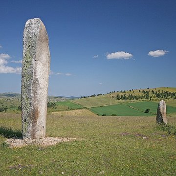 Vingt-trois menhirs sis au hameau de la Veyssière, autour de la source du ruisseau de Ruas