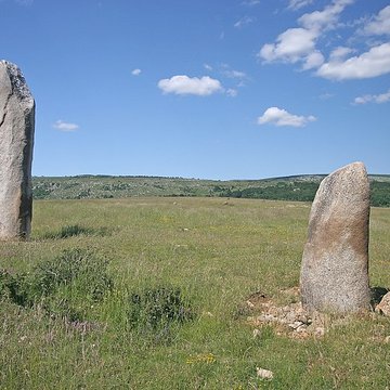 Vingt-trois menhirs sis au hameau de la Veyssière, autour de la source du ruisseau de Ruas