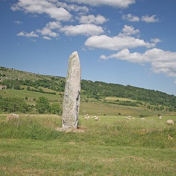 Vingt-trois menhirs sis au hameau de la Veyssière, autour de la source du ruisseau de Ruas