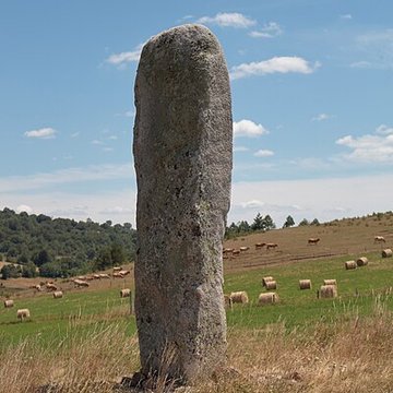 Vingt-trois menhirs sis au hameau de la Veyssière, autour de la source du ruisseau de Ruas