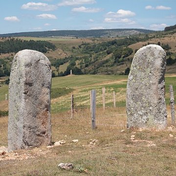 Vingt-trois menhirs sis au hameau de la Veyssière, autour de la source du ruisseau de Ruas