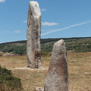 Vingt-trois menhirs sis au hameau de la Veyssière, autour de la source du ruisseau de Ruas
