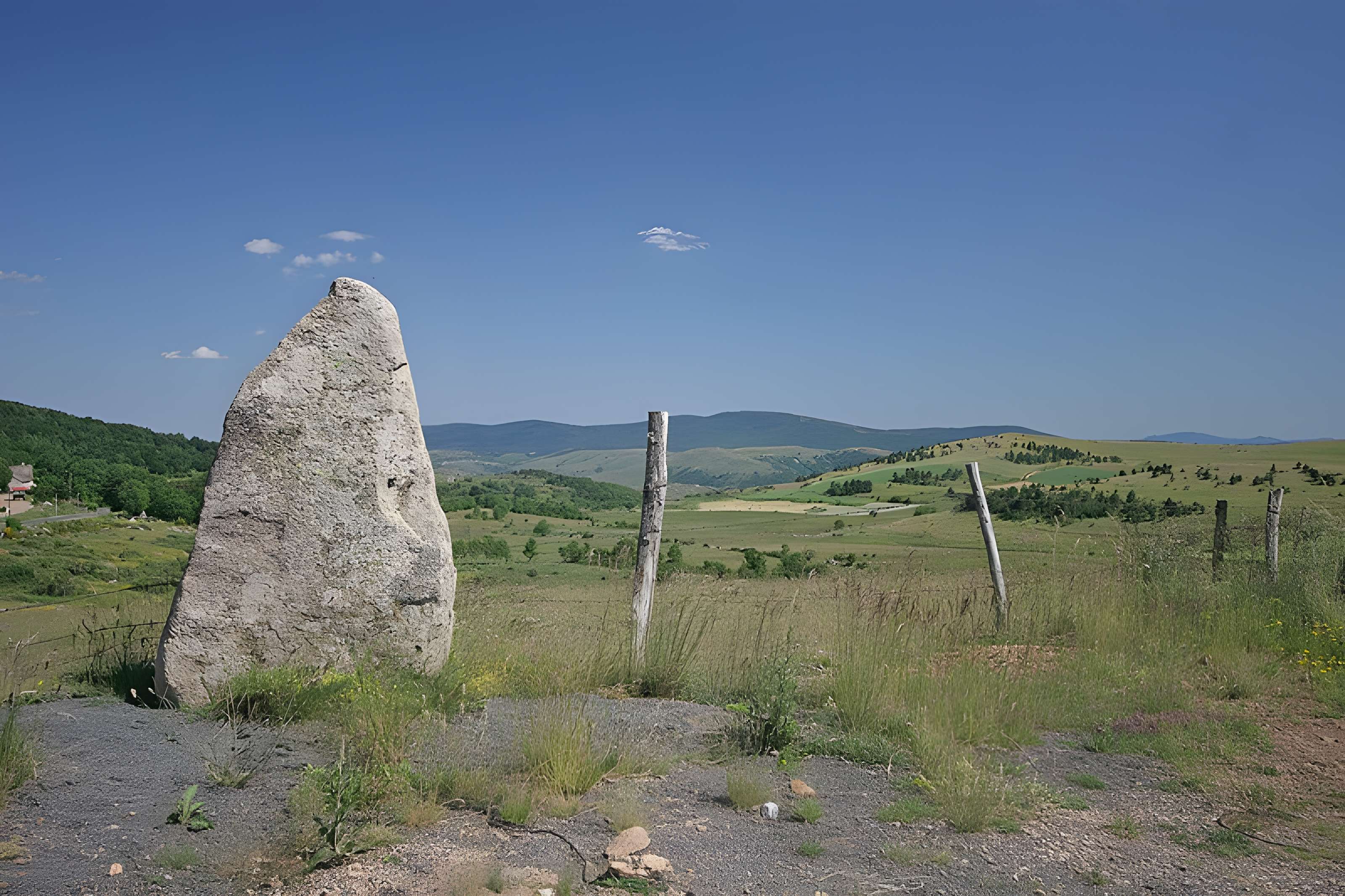 Vingt-trois menhirs sis au hameau de la Veyssière, autour de la source du ruisseau de Ruas