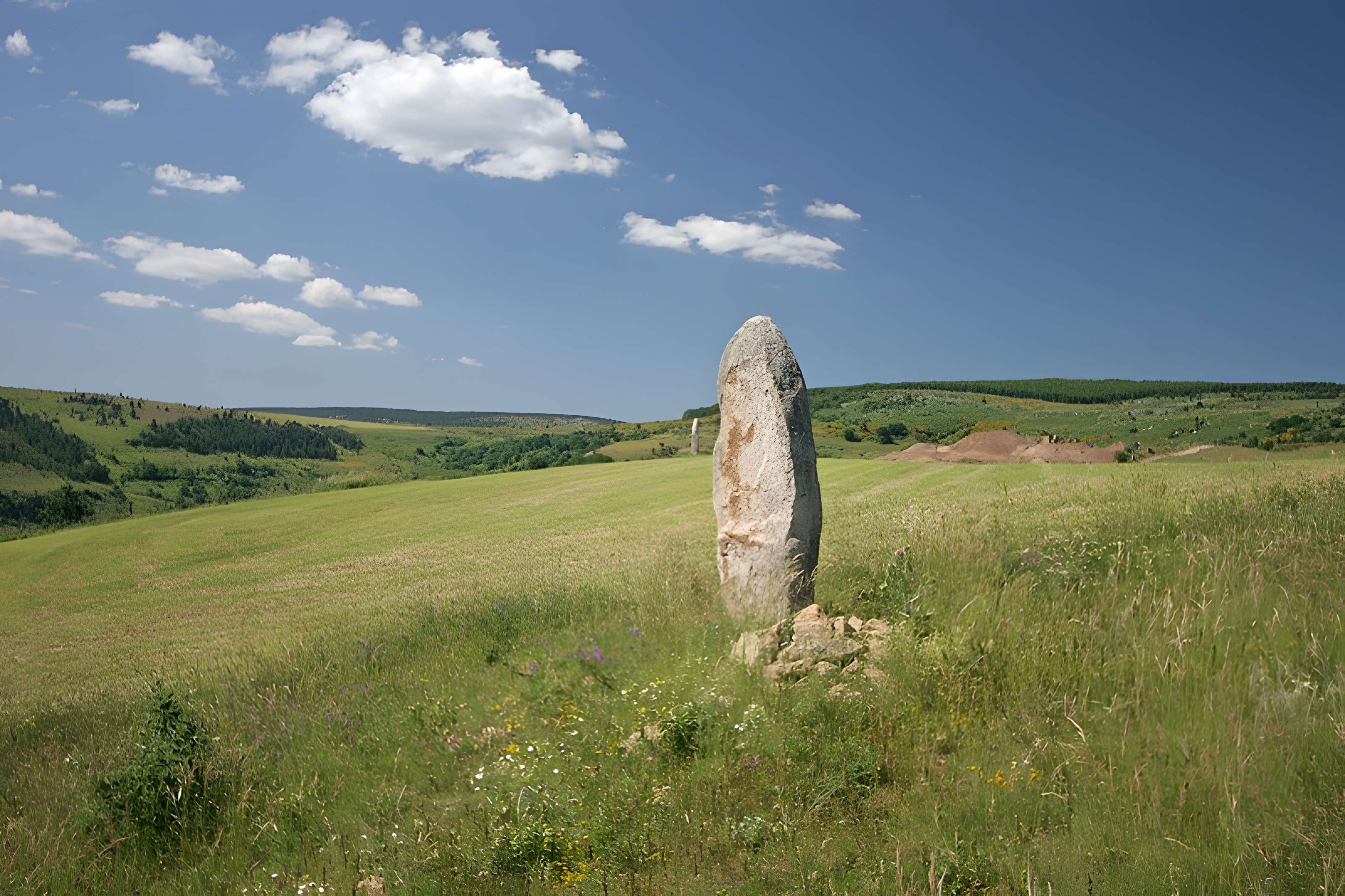 Vingt-trois menhirs sis au hameau de la Veyssière, autour de la source du ruisseau de Ruas