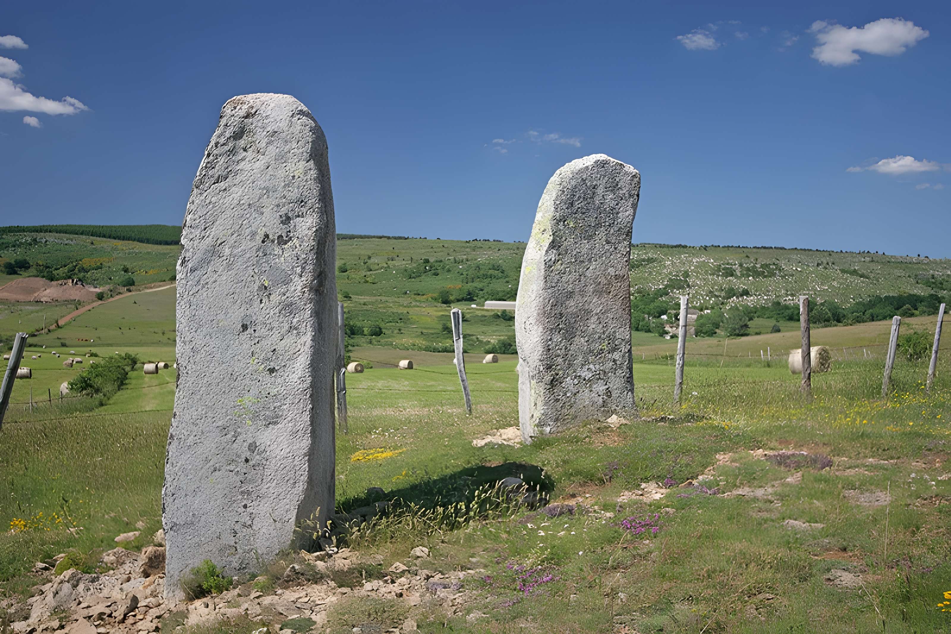 Vingt-trois menhirs sis au hameau de la Veyssière, autour de la source du ruisseau de Ruas