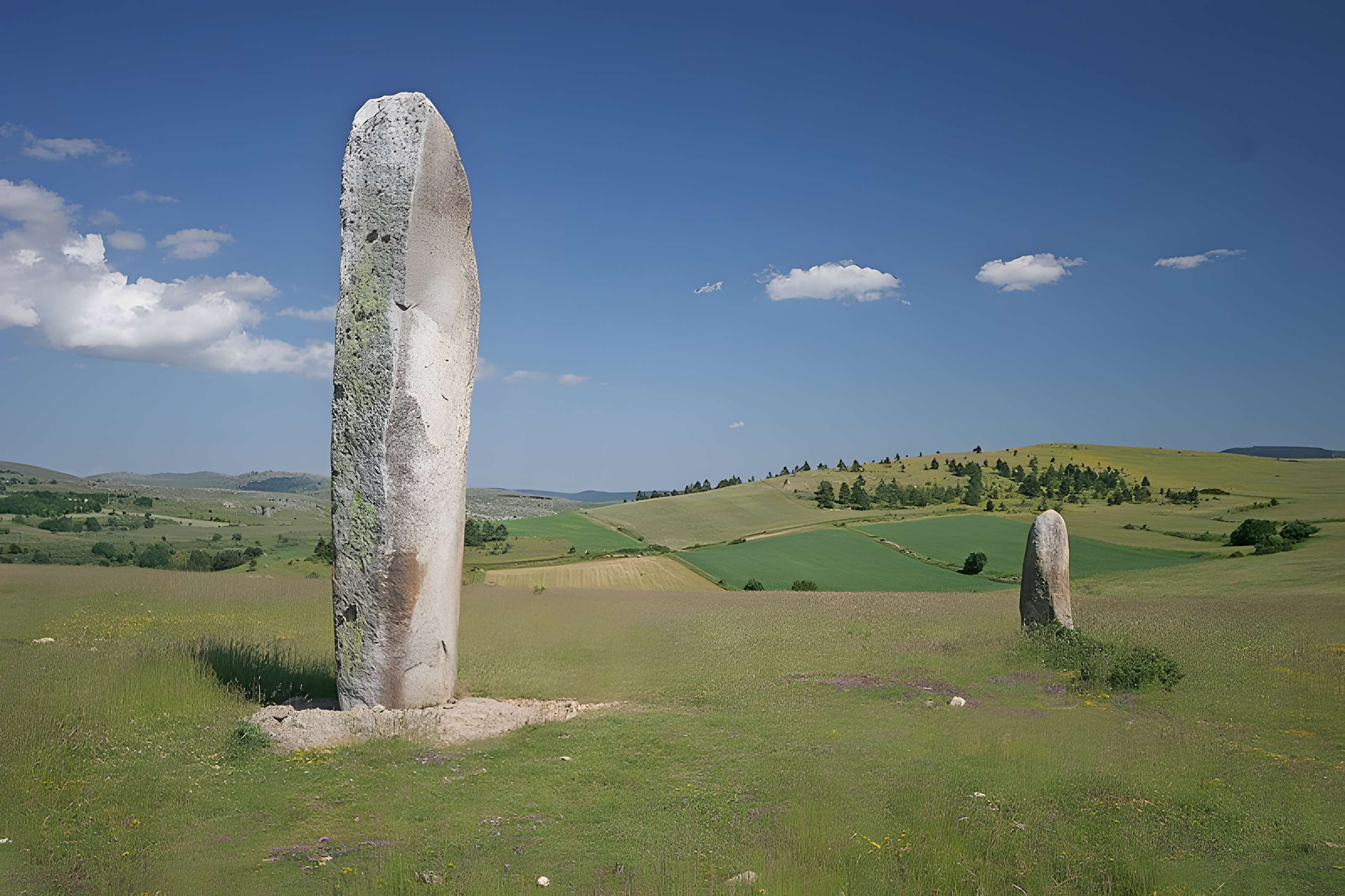 Vingt-trois menhirs sis au hameau de la Veyssière, autour de la source du ruisseau de Ruas