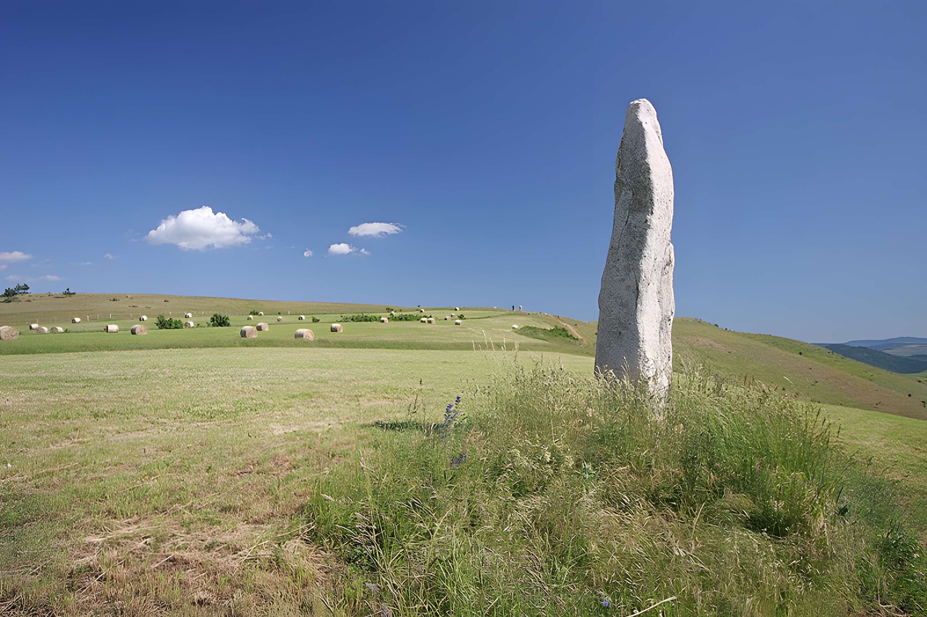 Vingt-trois menhirs sis au hameau de la Veyssière, autour de la source du ruisseau de Ruas