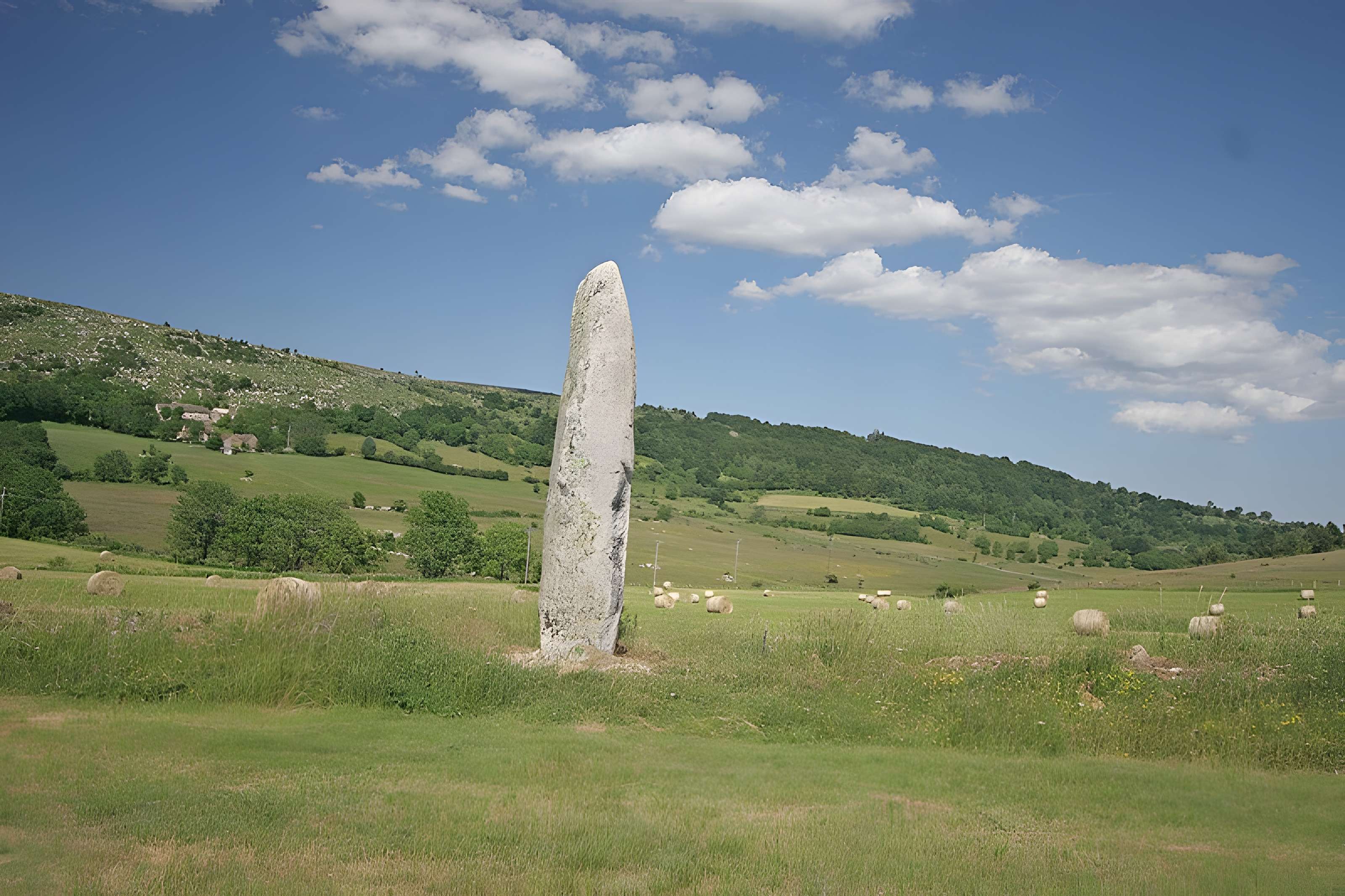 Vingt-trois menhirs sis au hameau de la Veyssière, autour de la source du ruisseau de Ruas