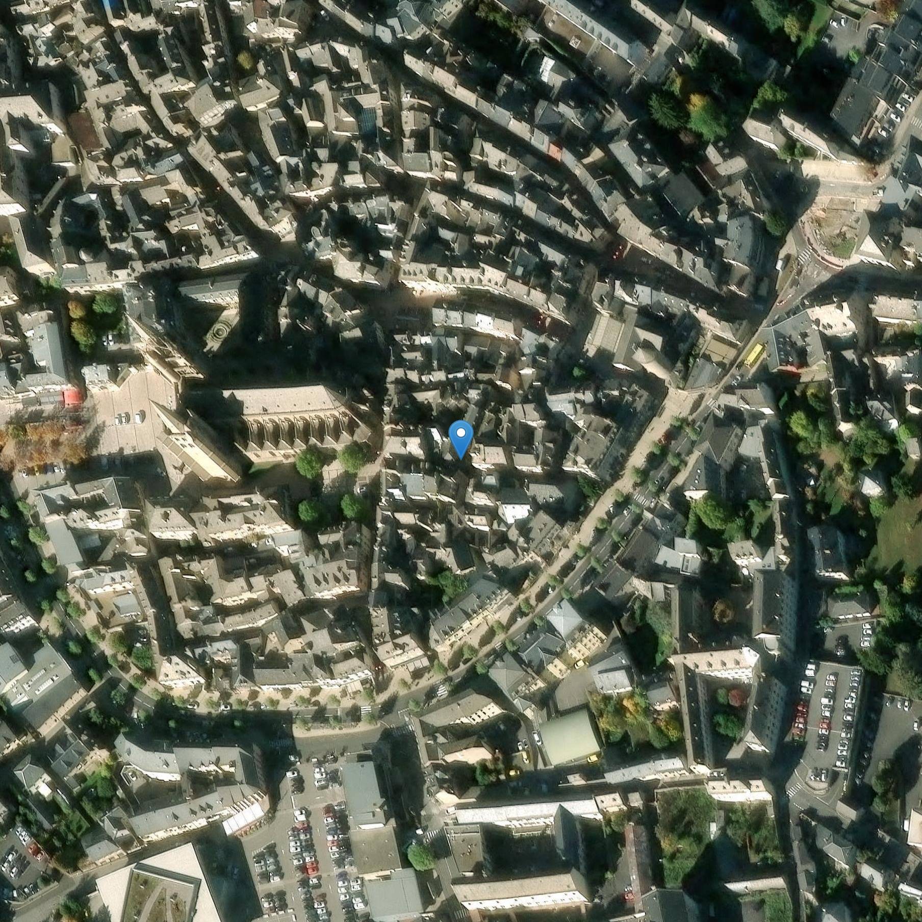 Photo de Niche met standbeeld en olielantaarn