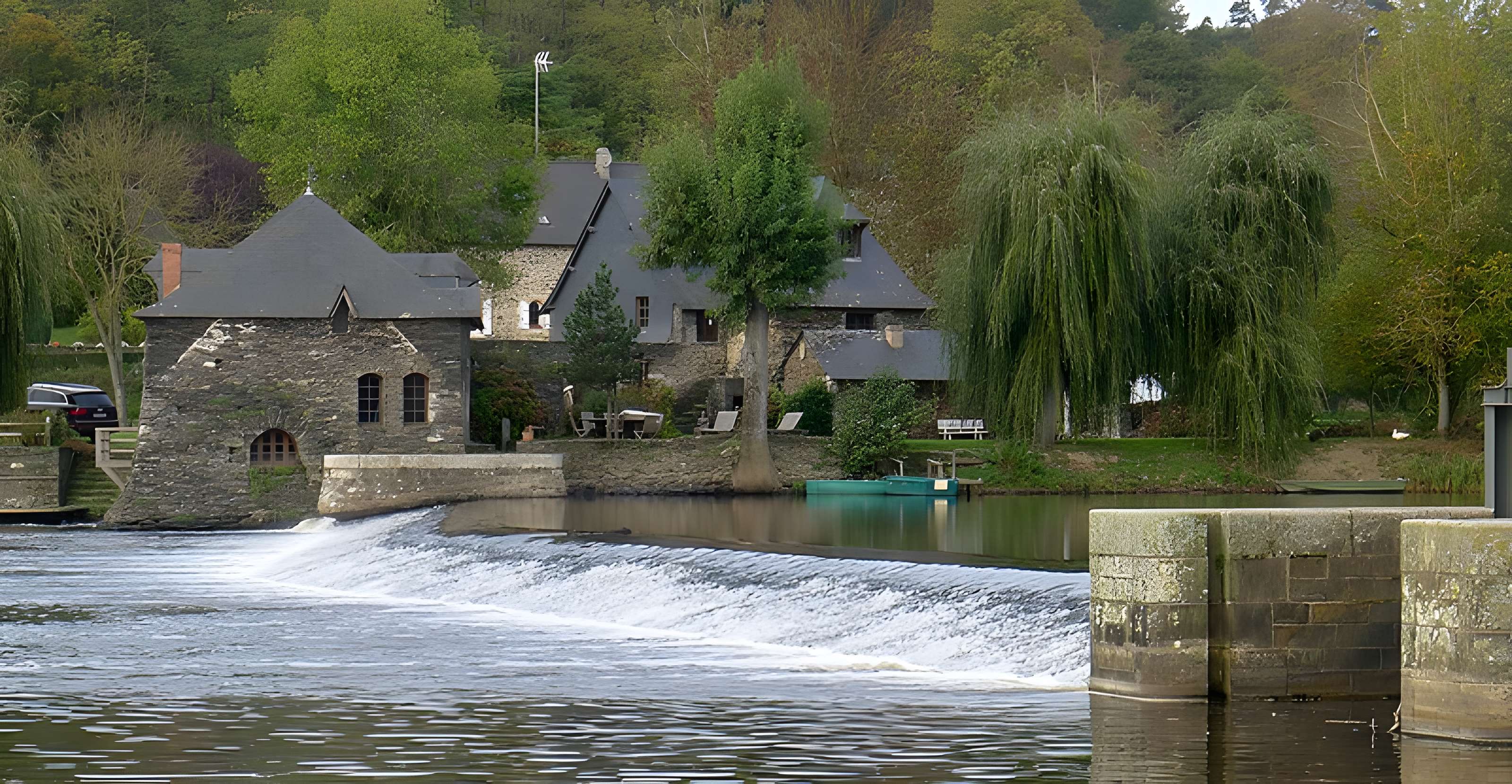 Moulin à eau dit de la Chaussée ou du grand Chenillé