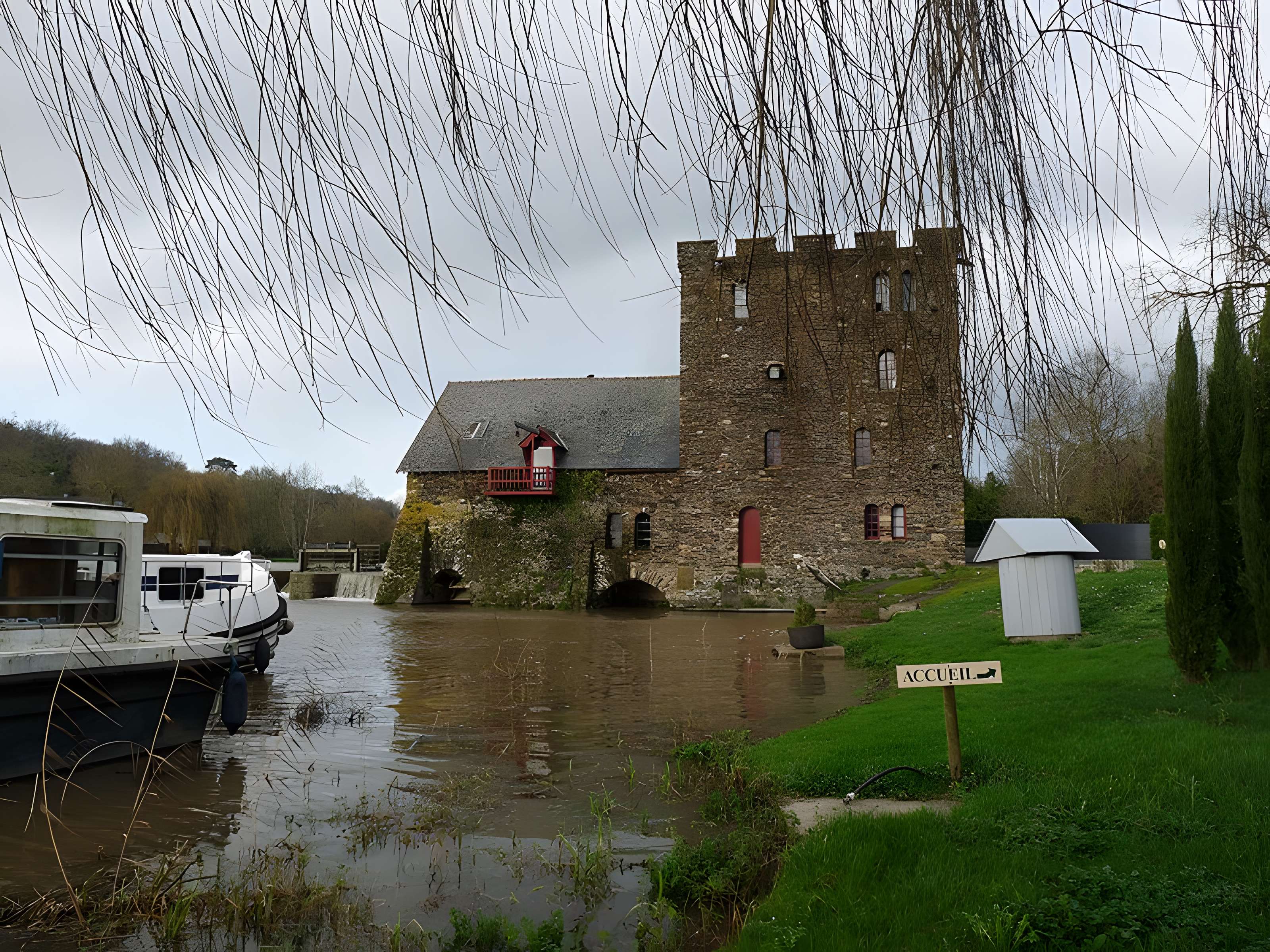 Moulin à eau dit de la Chaussée ou du grand Chenillé