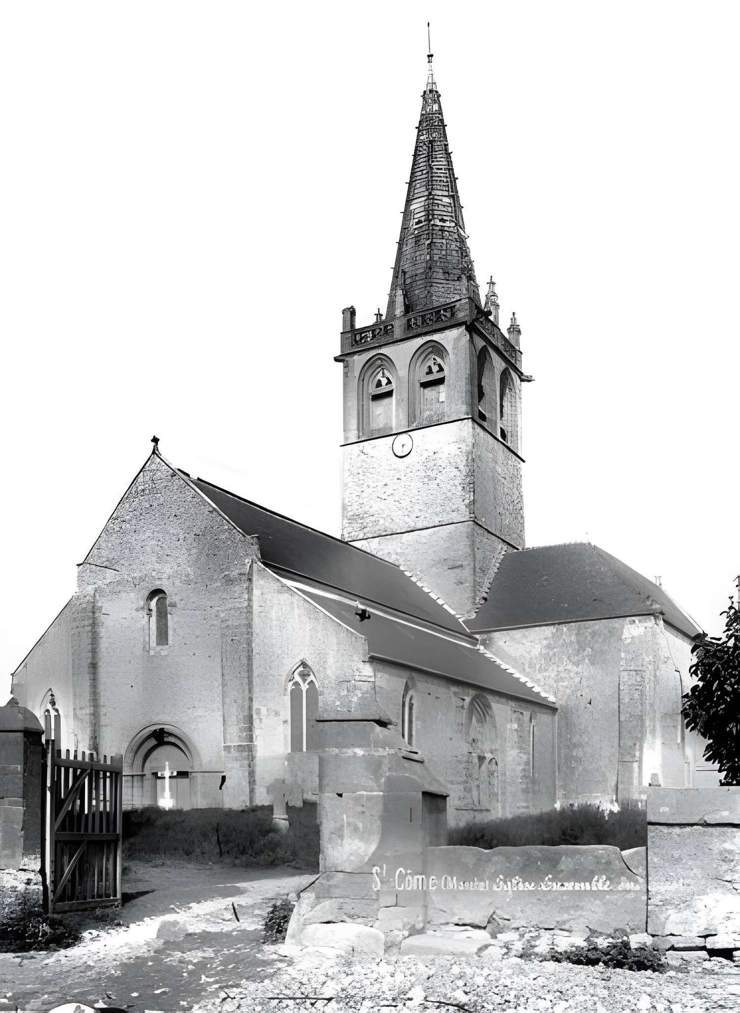 Eglise et le cimetière qui l'entoure