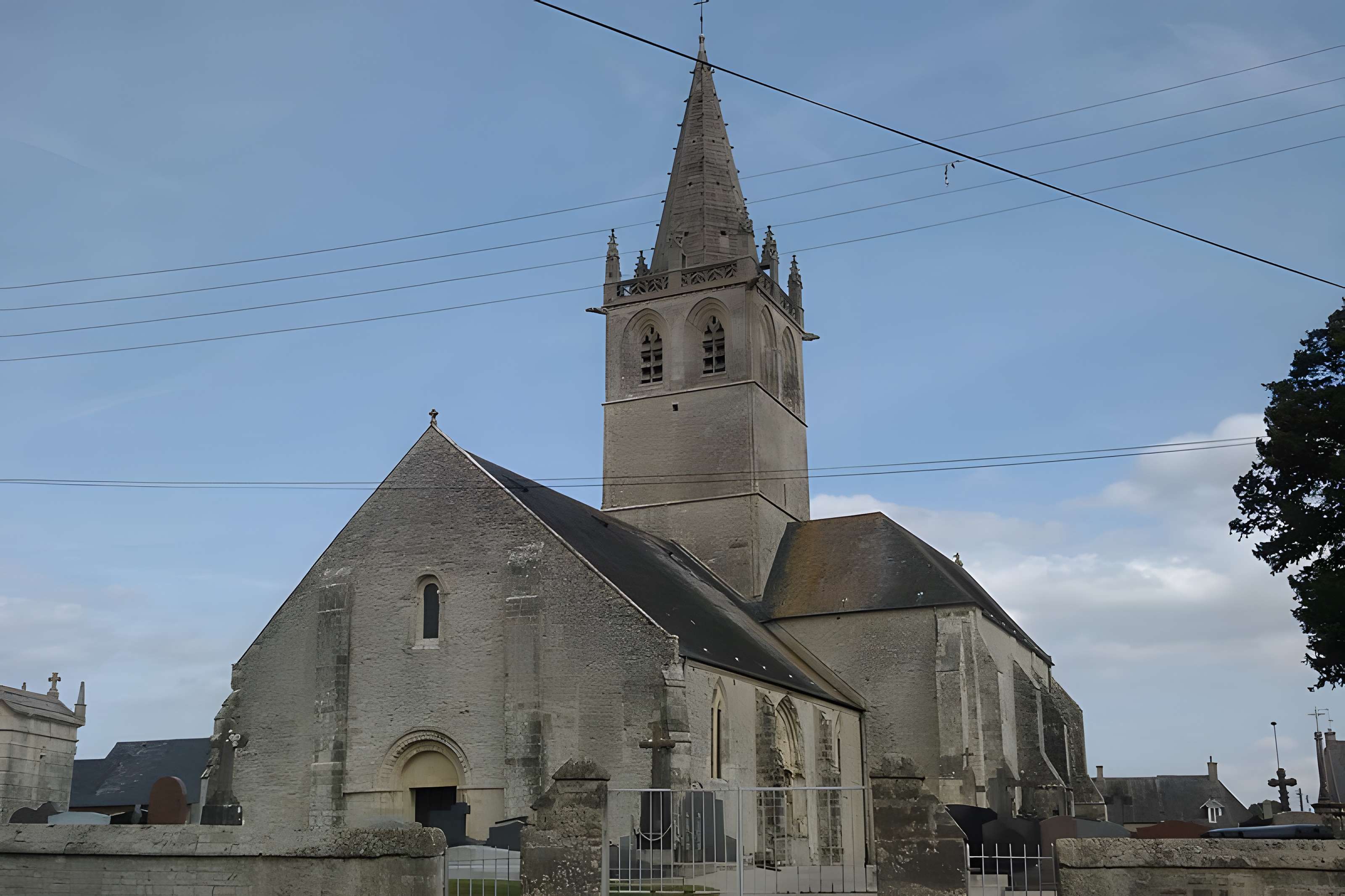 Eglise et le cimetière qui l'entoure