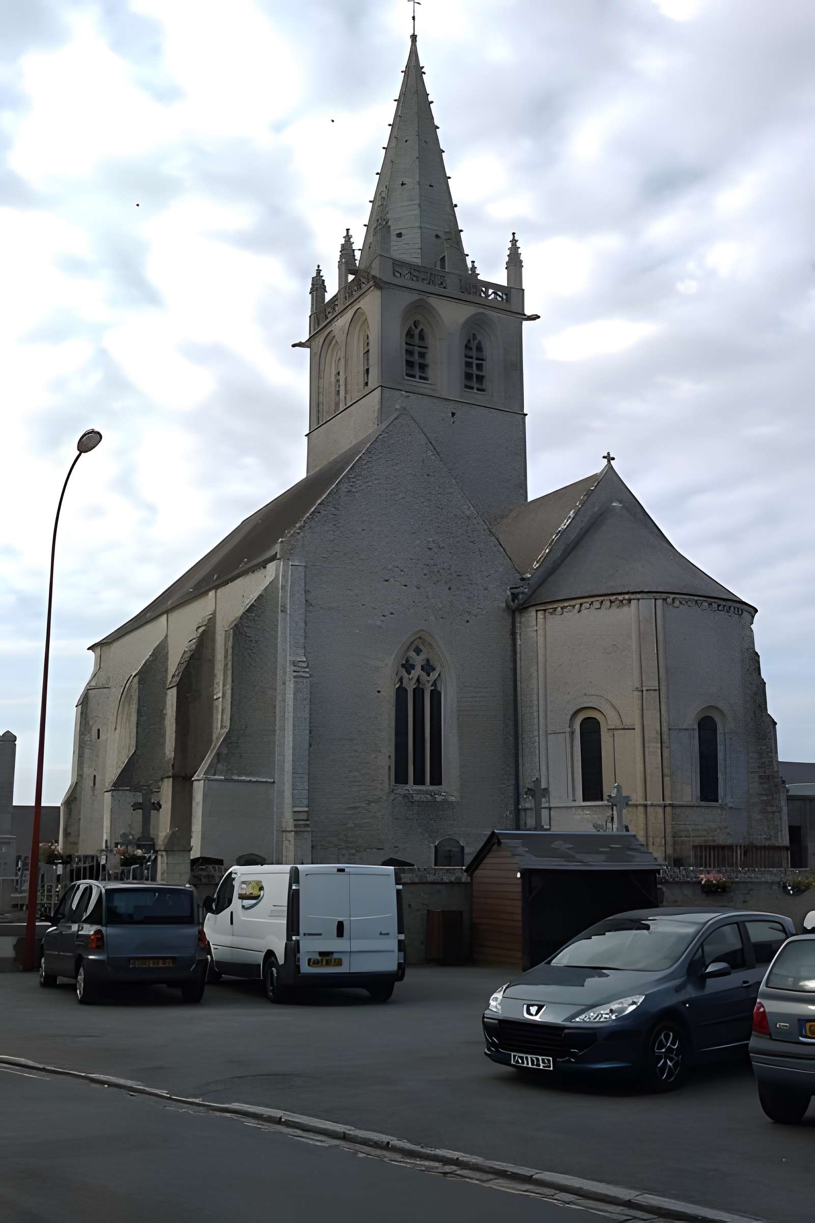 Eglise et le cimetière qui l'entoure
