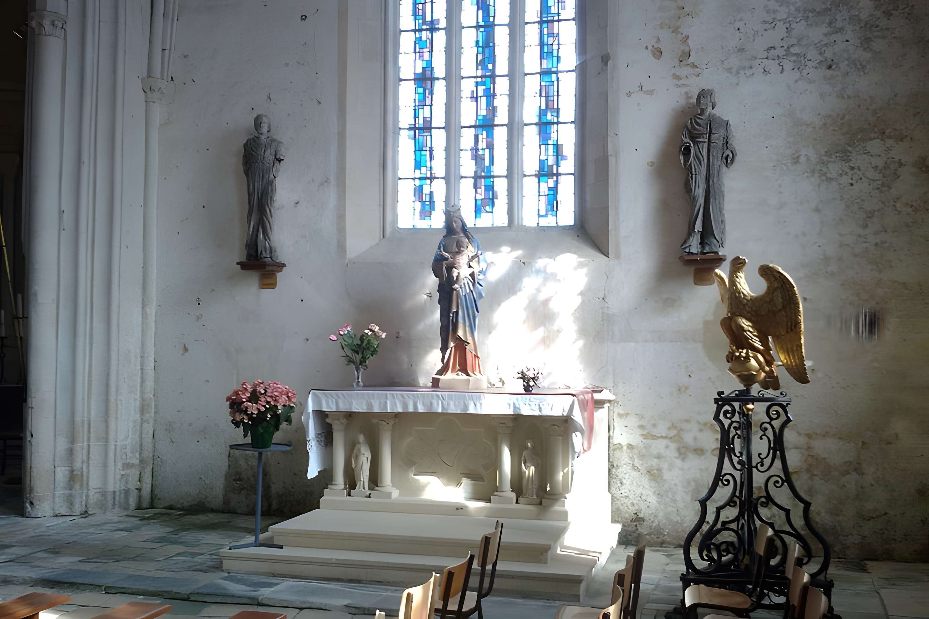 Eglise et le cimetière qui l'entoure