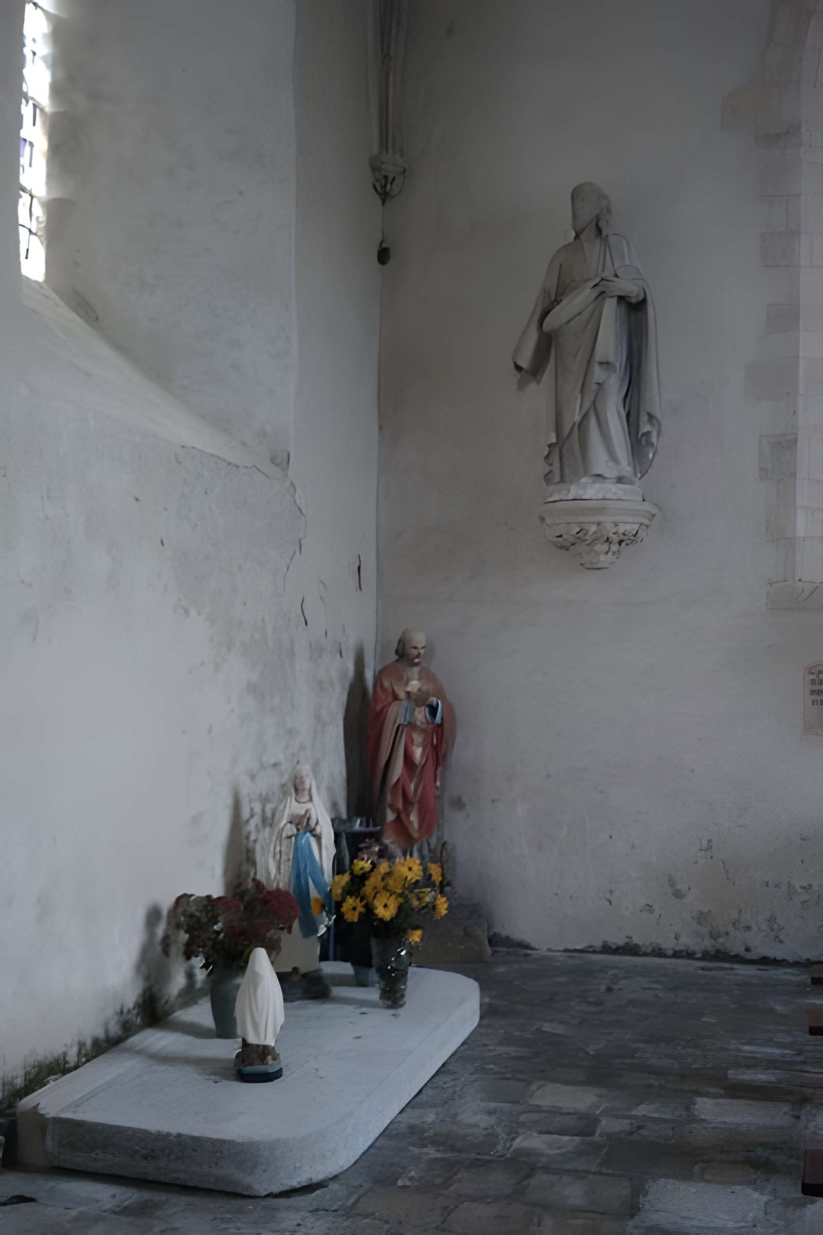 Eglise et le cimetière qui l'entoure