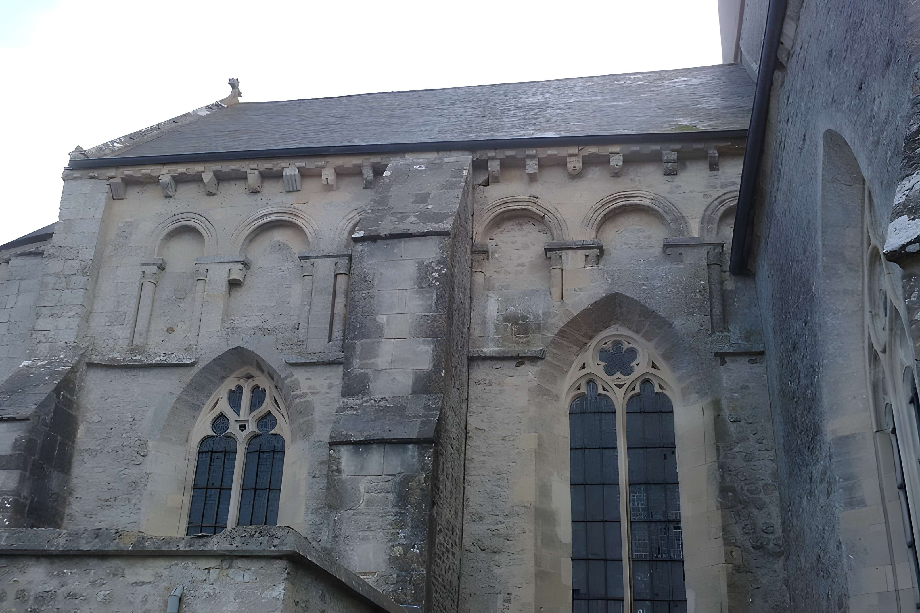 Eglise et le cimetière qui l'entoure