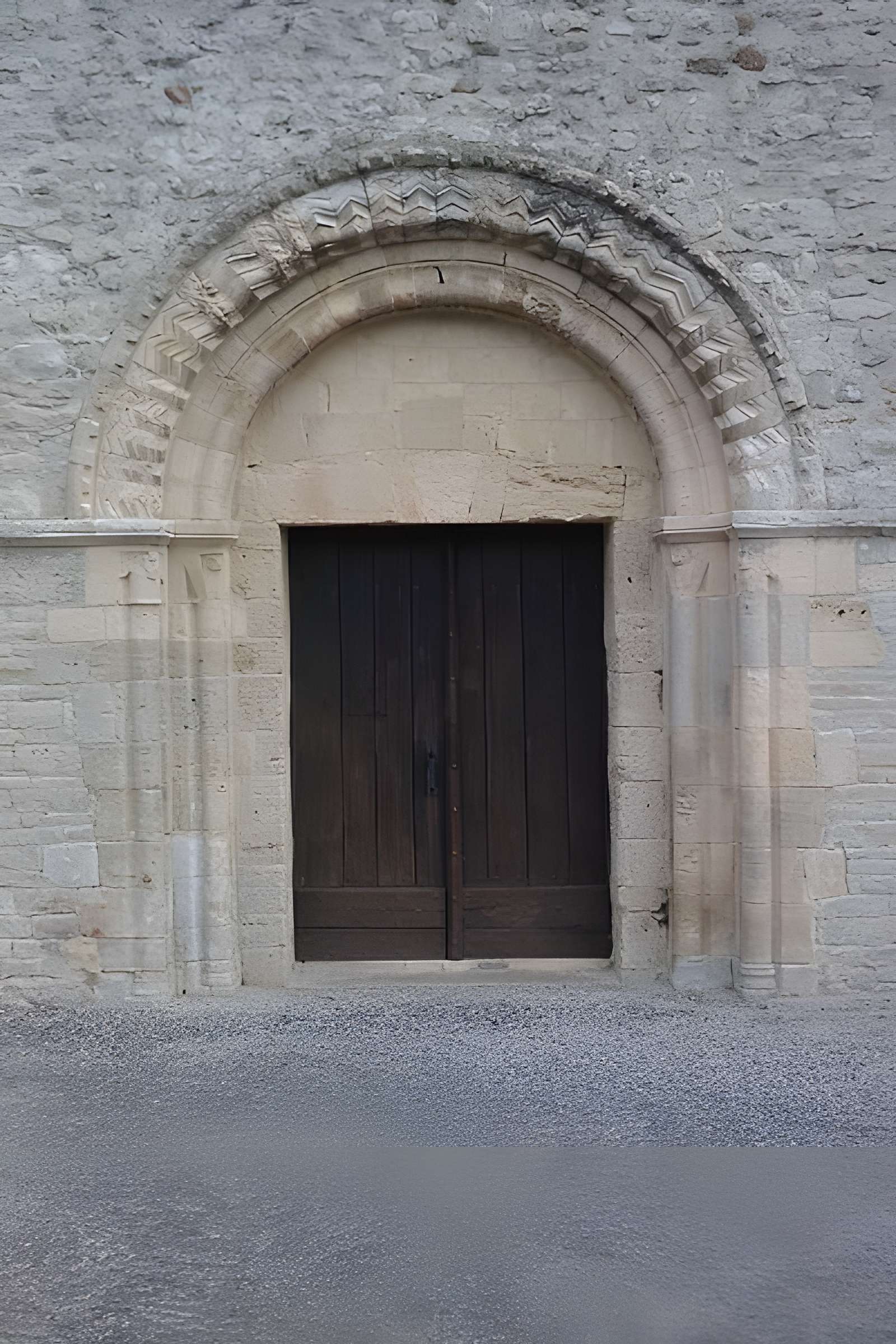 Eglise et le cimetière qui l'entoure