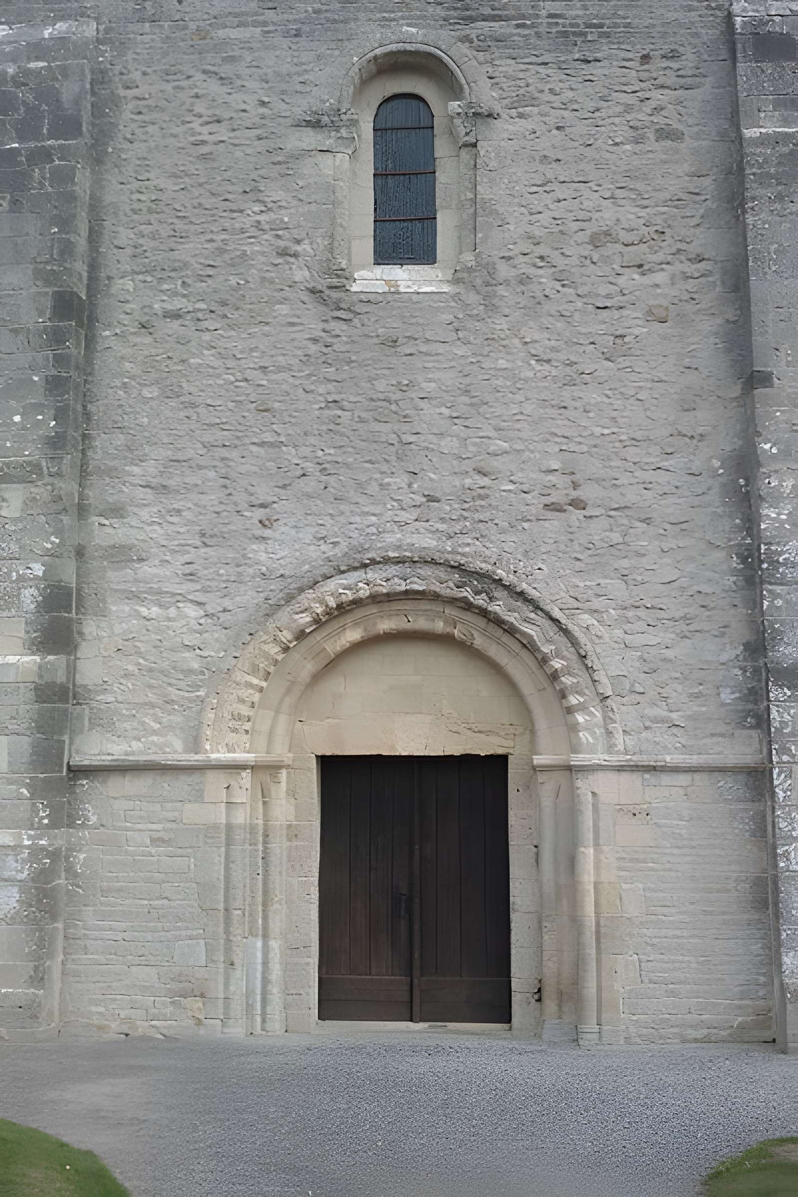 Eglise et le cimetière qui l'entoure