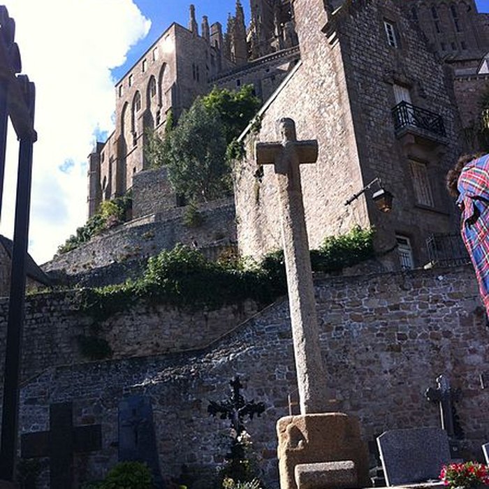 Photo de Cimetière communal et son enceinte entourant léglise