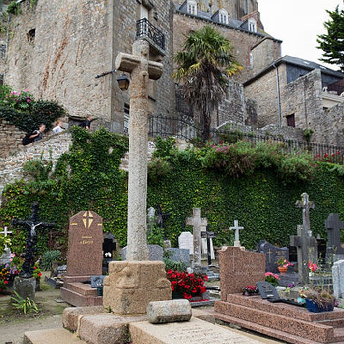 Photo de Cimetière communal et son enceinte entourant léglise