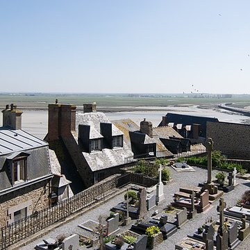 Cimetière communal et son enceinte entourant léglise