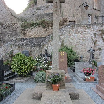 Cimetière communal et son enceinte entourant léglise