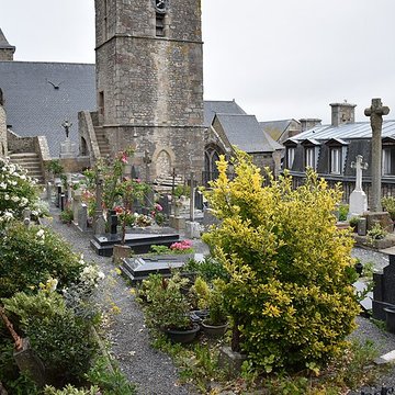 Cimetière communal et son enceinte entourant léglise