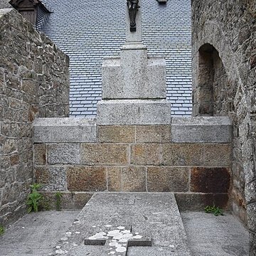 Cimetière communal et son enceinte entourant léglise