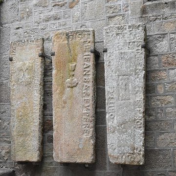 Cimetière communal et son enceinte entourant léglise