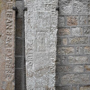 Cimetière communal et son enceinte entourant léglise
