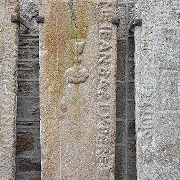Cimetière communal et son enceinte entourant léglise