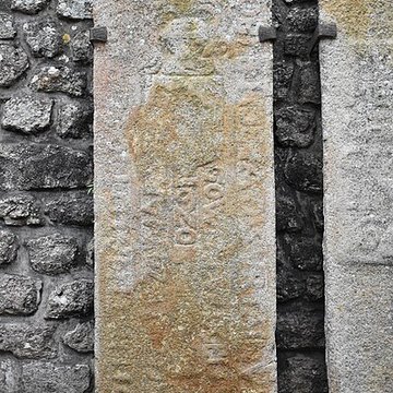 Cimetière communal et son enceinte entourant léglise