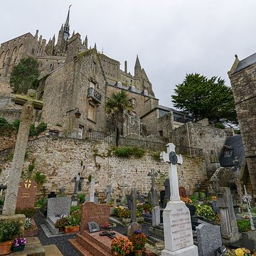 Cimetière communal et son enceinte entourant léglise