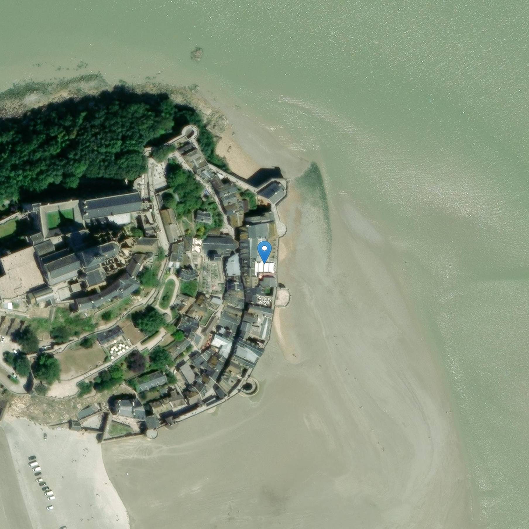 Photo de Local abritant le bureau de Tabac situé sous l'escalier de la porte du Roi