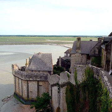 Remparts, enceinte de la ville et ses dépendances