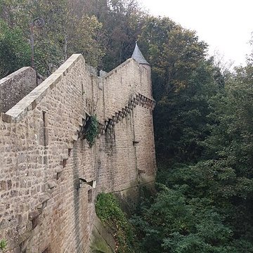 Remparts, enceinte de la ville et ses dépendances