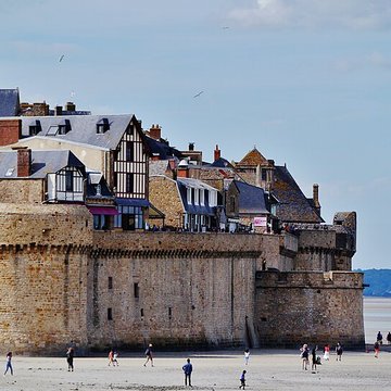Remparts, enceinte de la ville et ses dépendances
