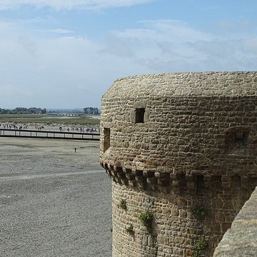 Remparts, enceinte de la ville et ses dépendances