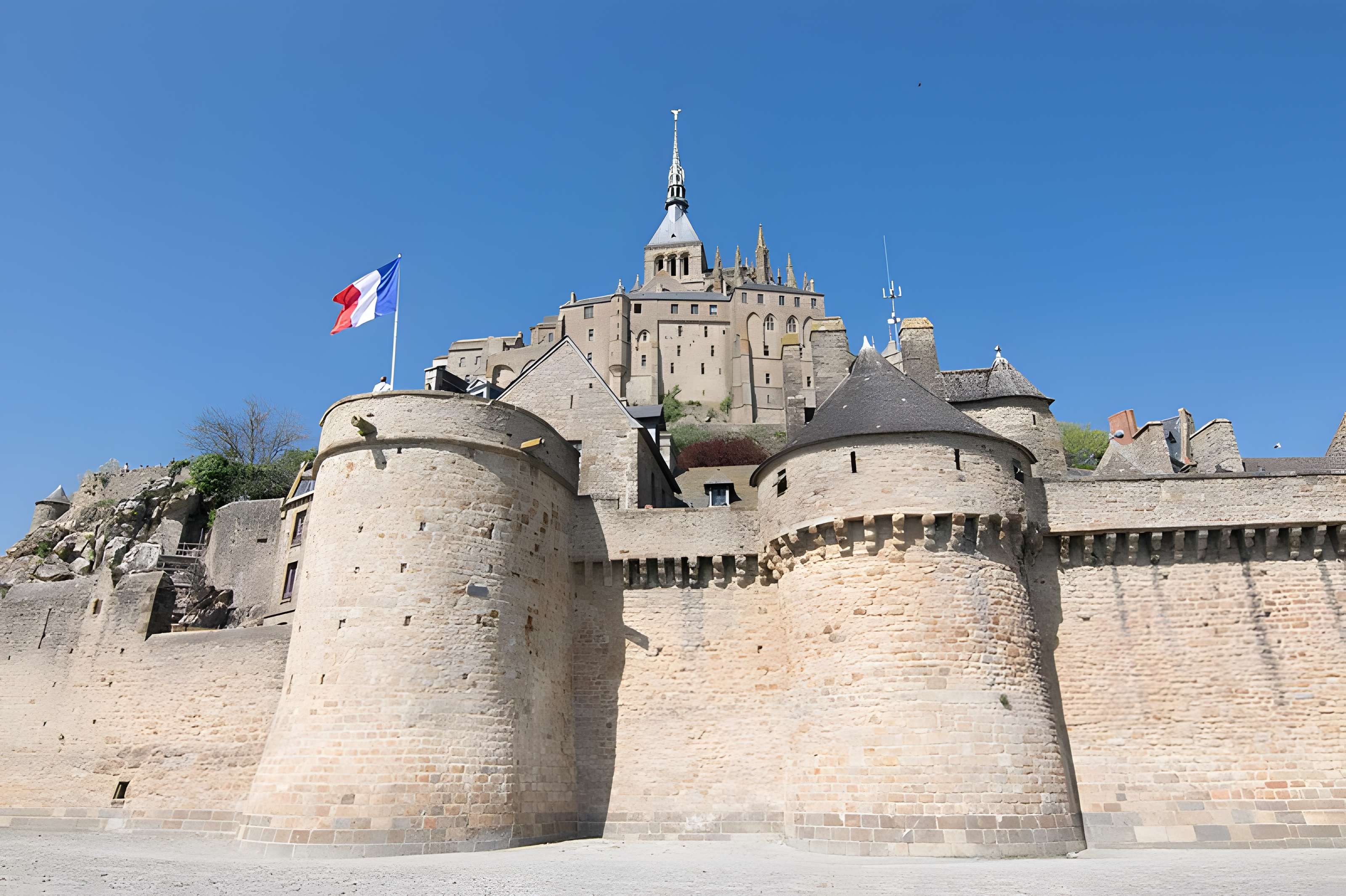 Remparts, enceinte de la ville et ses dépendances