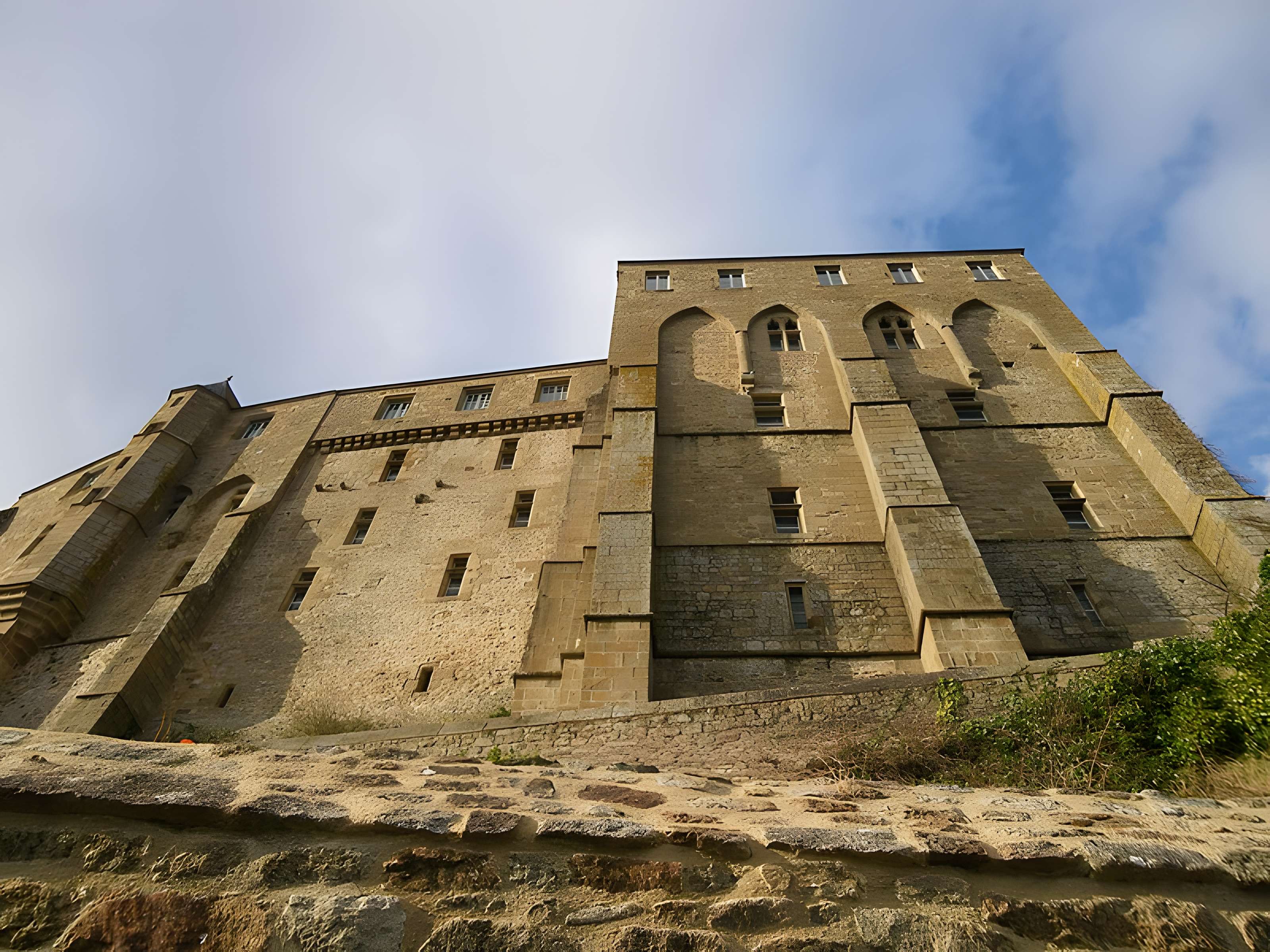 Remparts, enceinte de la ville et ses dépendances