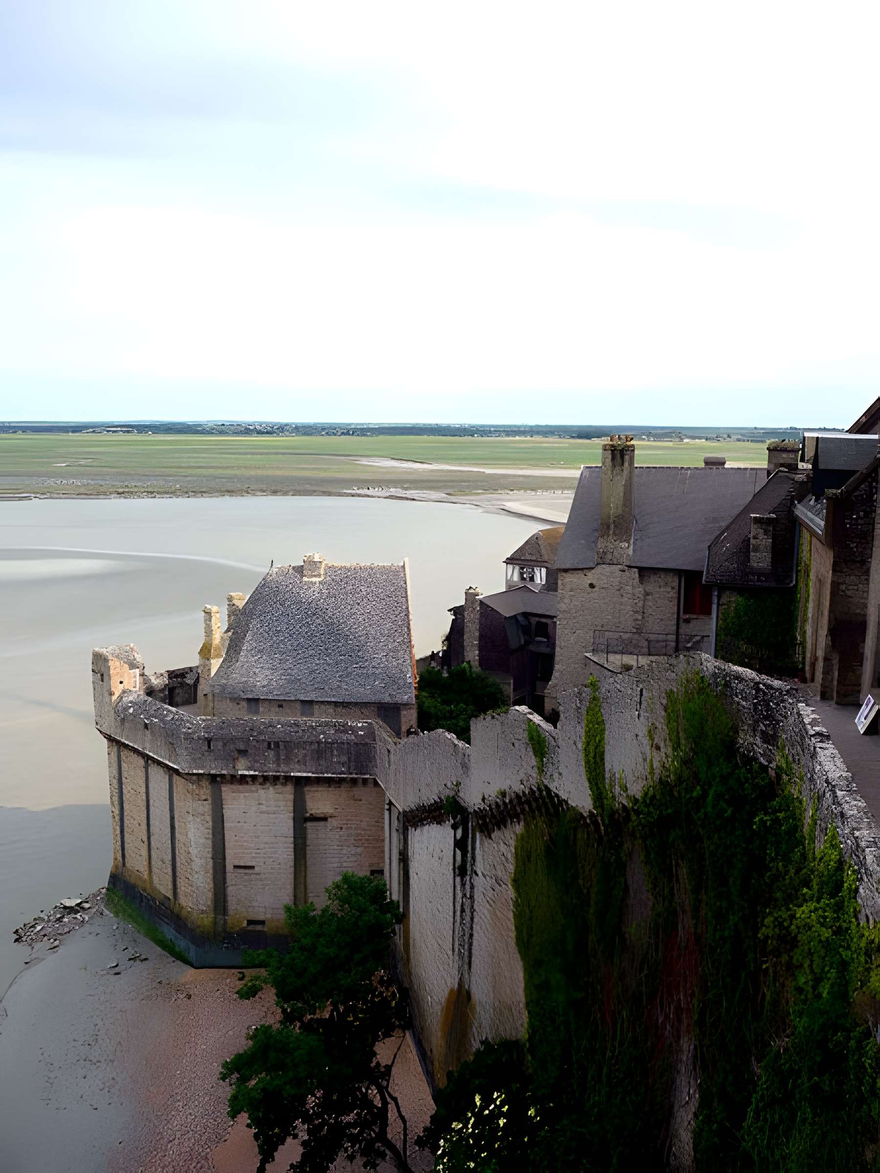 Remparts, enceinte de la ville et ses dépendances