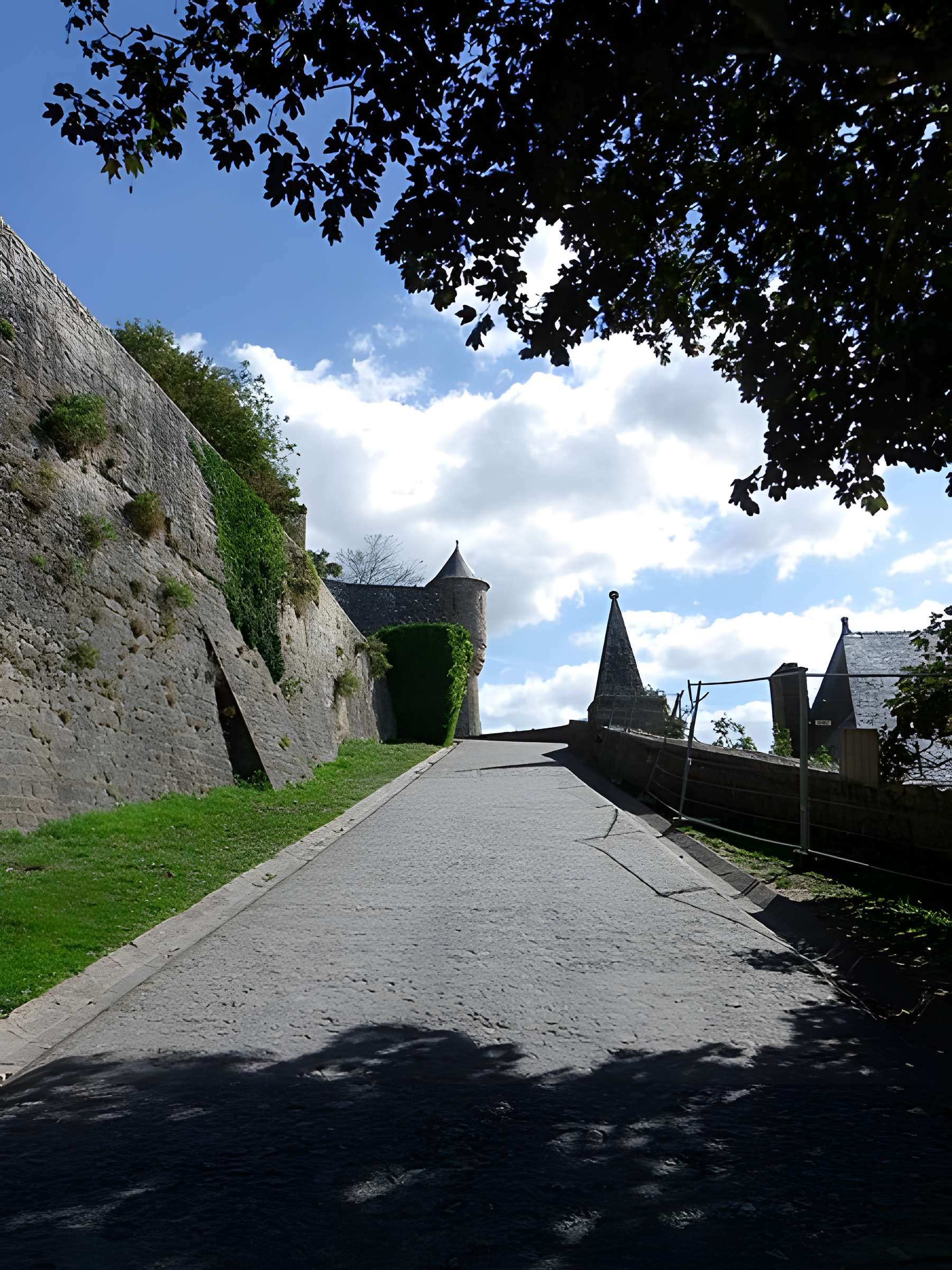 Remparts, enceinte de la ville et ses dépendances